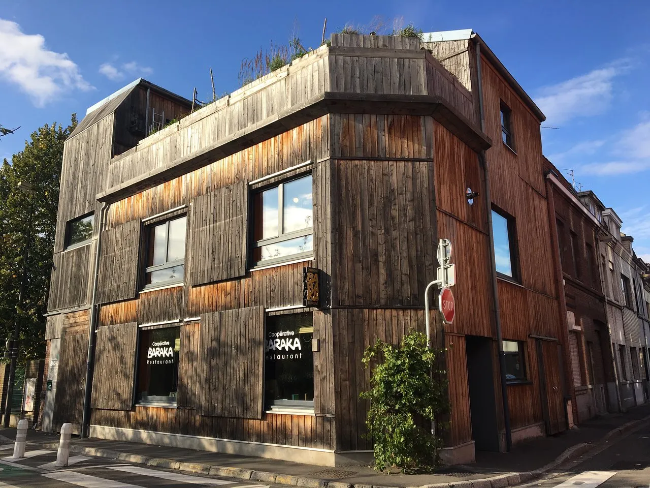 Salle chaleureuse du restaurant de la Coopérative Baraka