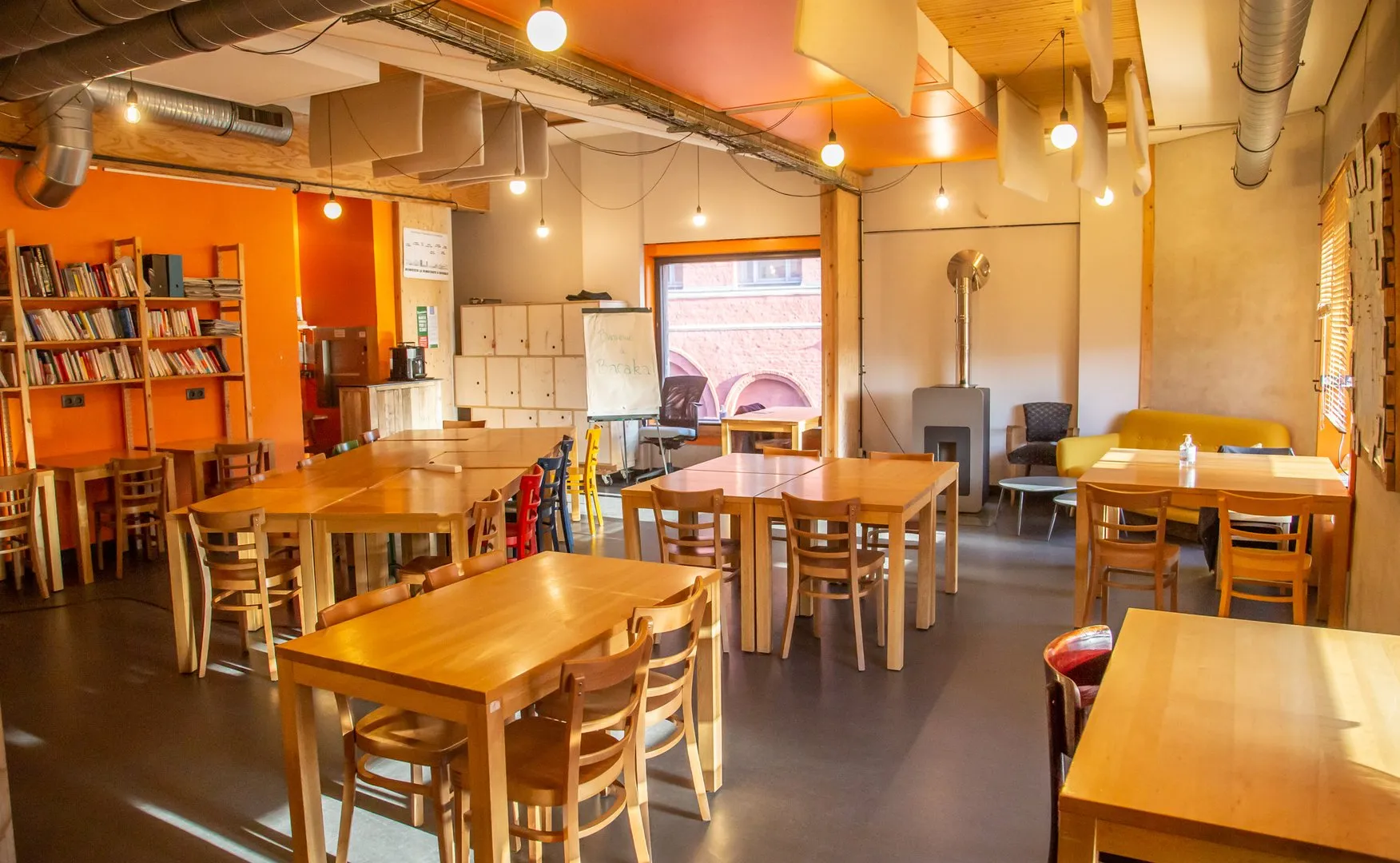 Personnes travaillant dans l'espace coworking de la Coopérative Baraka